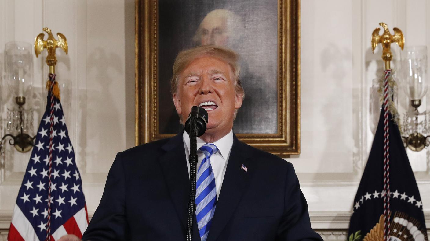 Trump durante l'annuncio con cui sancisce l'uscita degli USA dall'accordo sul nucleare iraniano