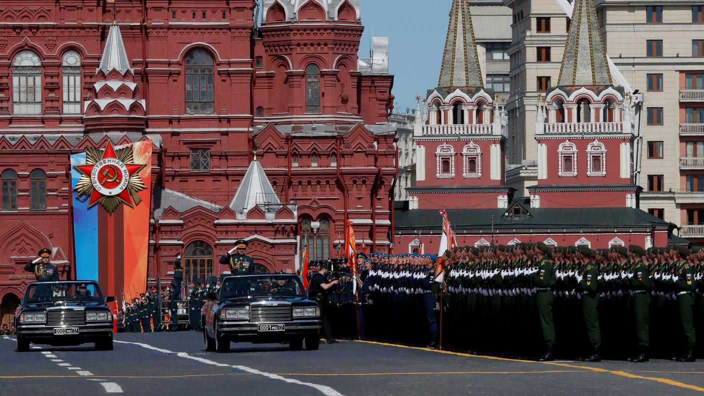 Il ministro della Difesa Serghiei Shoigu saluta la truppa