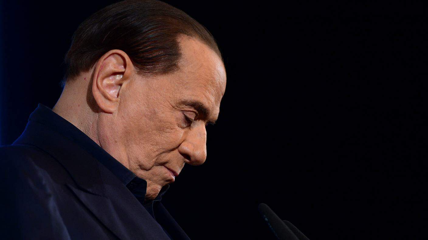 Dopo mesi di stallo politico Berlusconi acconsente alla nascita di un Governo senza di lui
