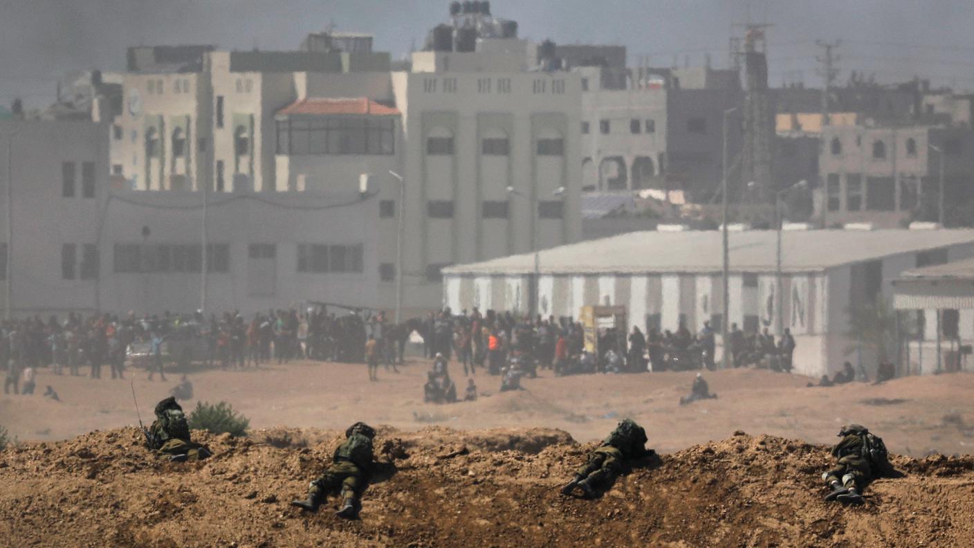I soldati israeliani sorvegliano il confine