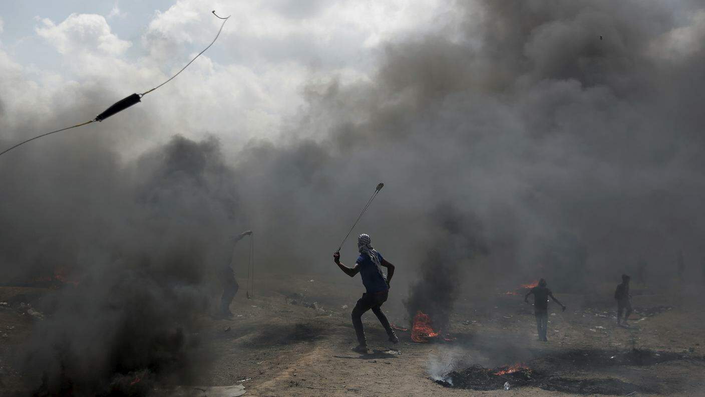 Pietre e copertoni incendiati contro il fuoco israeliano