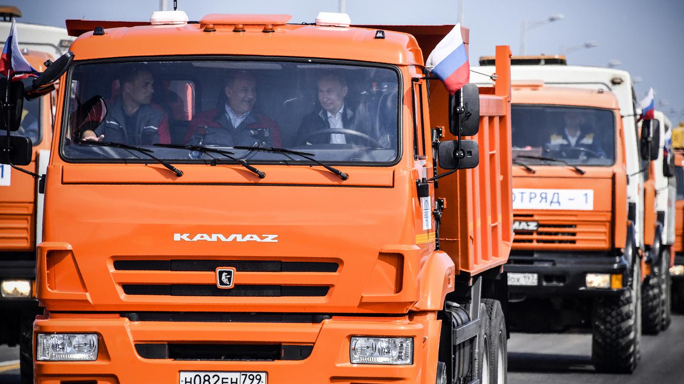 Al volante del primo mezzo che ha attraversato lo stretto c'era il presidente russo