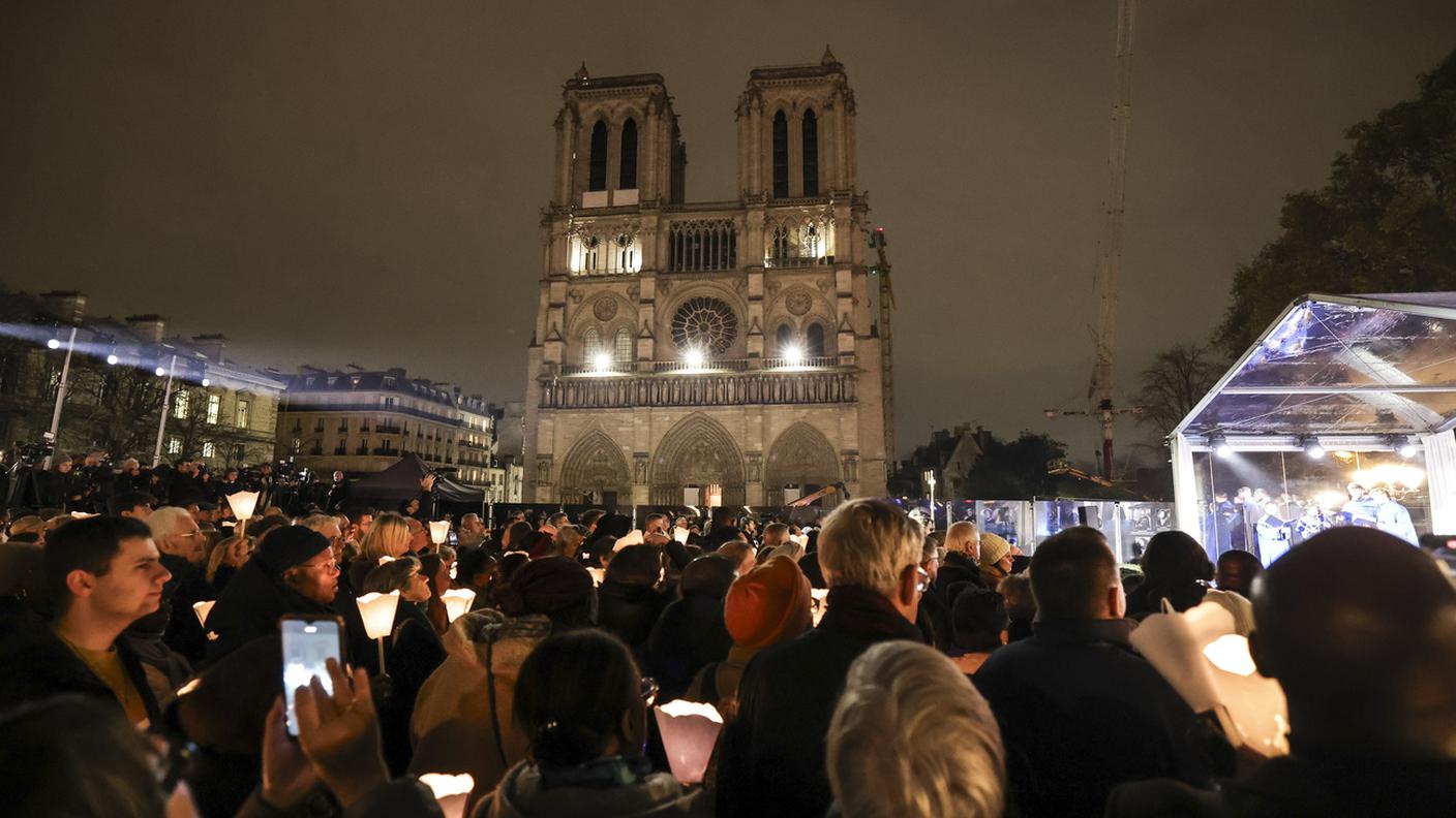 La fiaccolata dei fedeli a Parigi