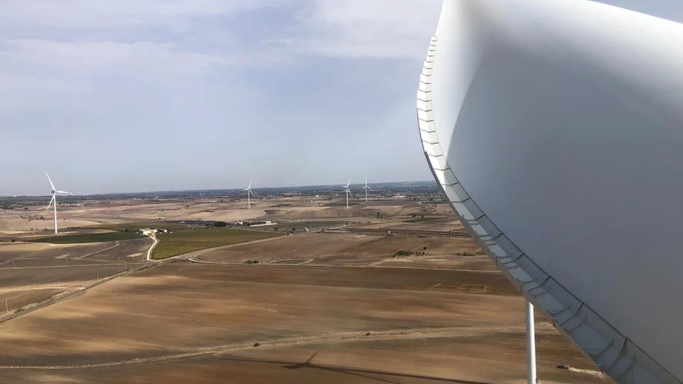 Alcune delle circa 4'000 turbine eoliche installate in Puglia