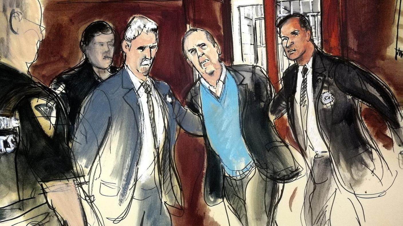 Nel disegno, l'arrivo di Weinstein nel commissariato di polizia di New York, dove si è costituito venerdì pomeriggio