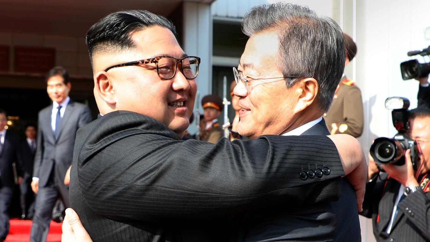 Kim Jong Un abbraccia Moon Jae-in