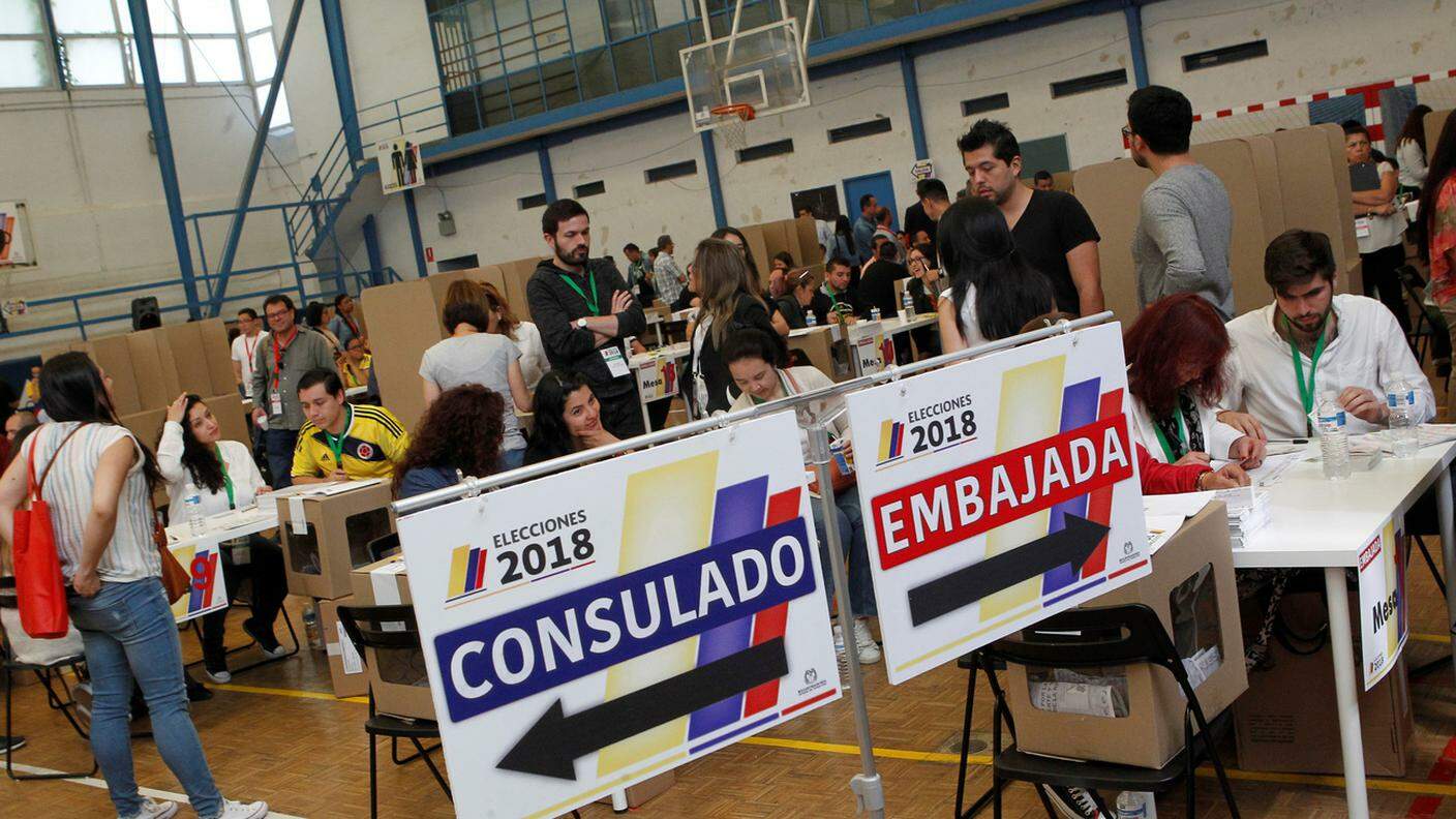 Votano anche i colombiani residenti all'estero, qui un seggio a Madrid