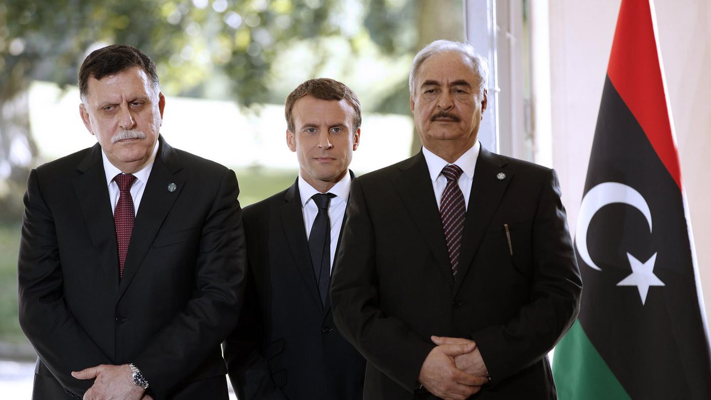 Il premier libico al Sarraj, il presidente francese Macron e il generale Haftar nel luglio 2017