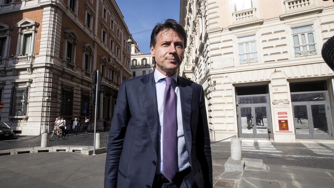 Il professore Giuseppe Conte fotografato mentre si avvicina a Montecitorio, sede della Camera