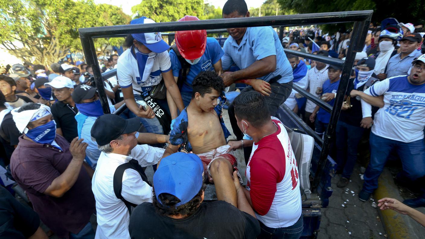 Manifestanti feriti