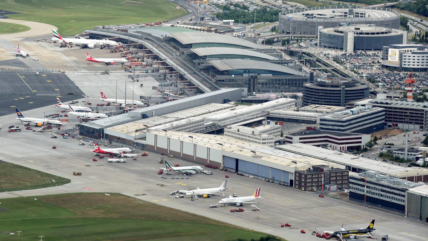 L'aeroporto di Amburgo, paralizzato da un guasto elettrico, in una foto dell'autunno 2017