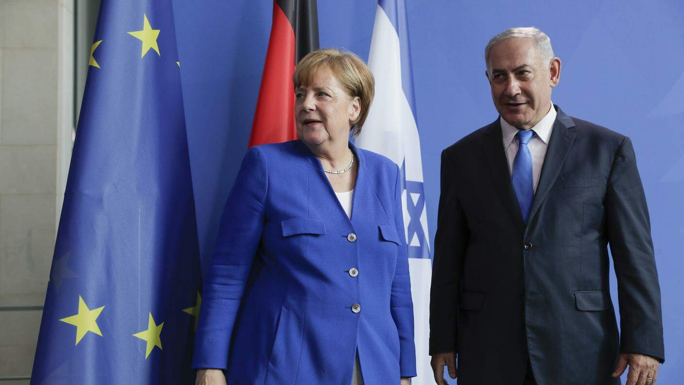 Benyamin Netanyahu a Berlino, in conferenza stampa con la cancelliera tedesca Angela Merkel