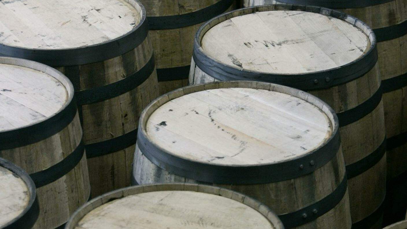 Barili di bourbon Woodford in attesa di essere imbottigliati nella distilleria in Kentucky