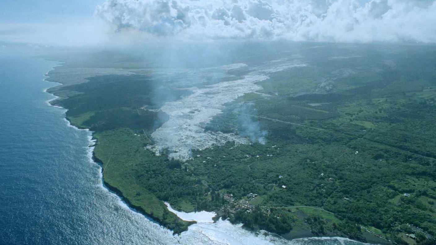 La colata ha raggiunto il Pacifico