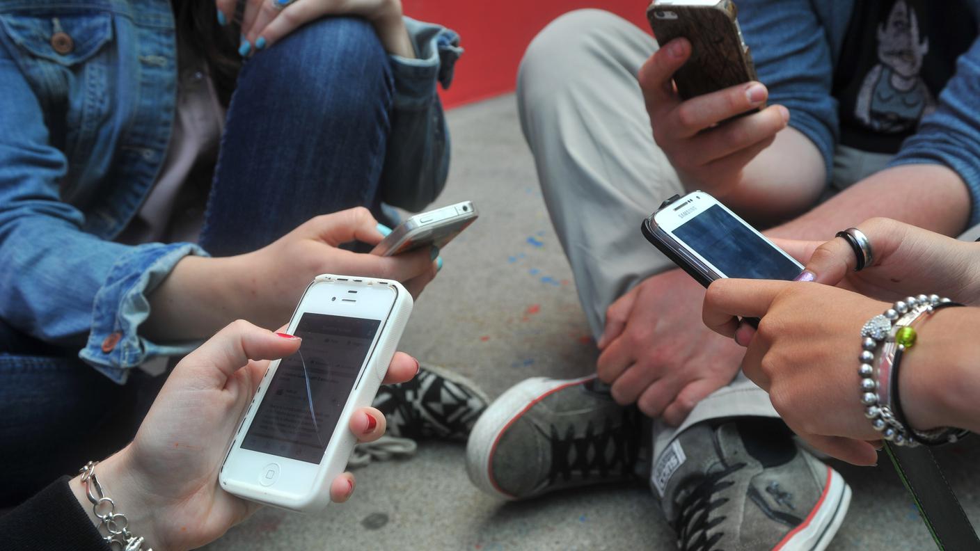 Il 93% dei francesi tra i 12 e i 17 anni possiede un telefono cellulare
