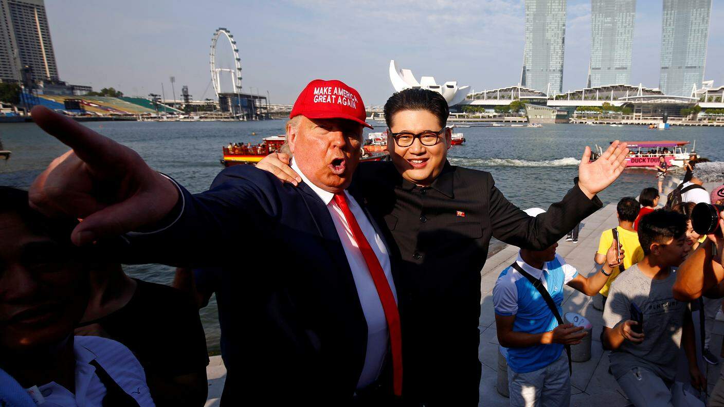 Falso Kim e falso Trump e sullo sfondo la skyline di Singapore