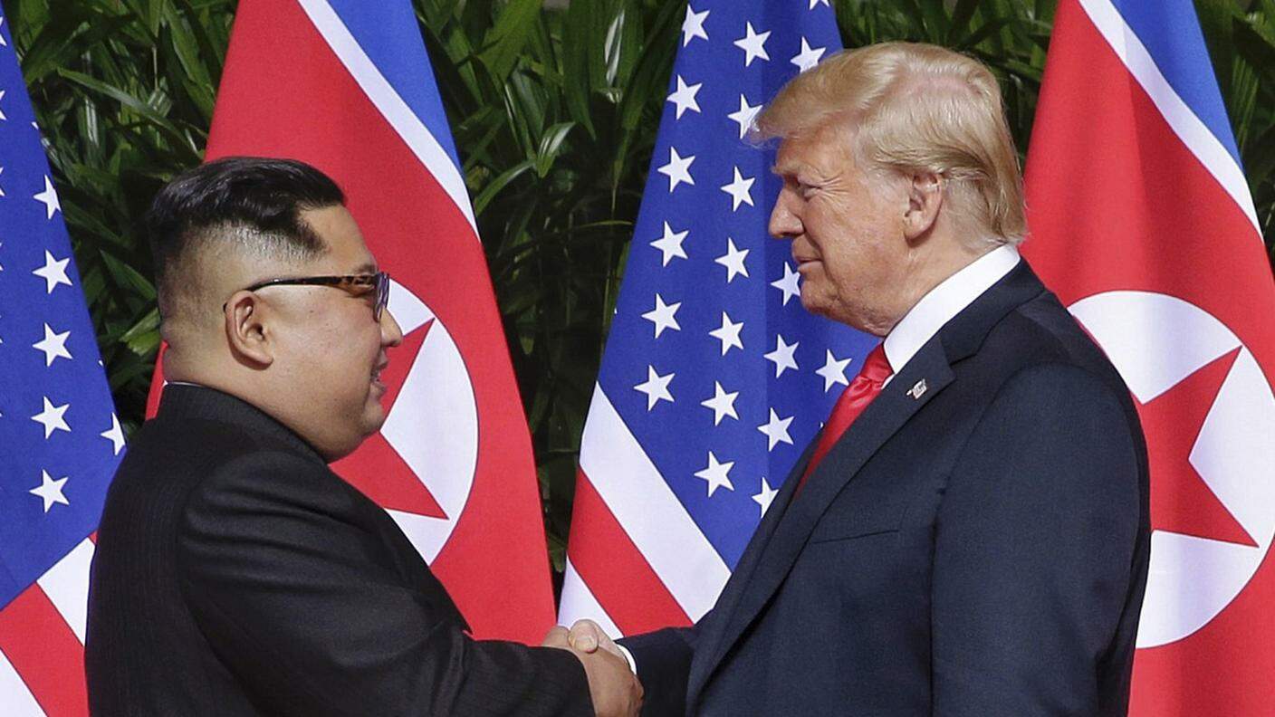 La storica stretta di mano tra Trump e Kim