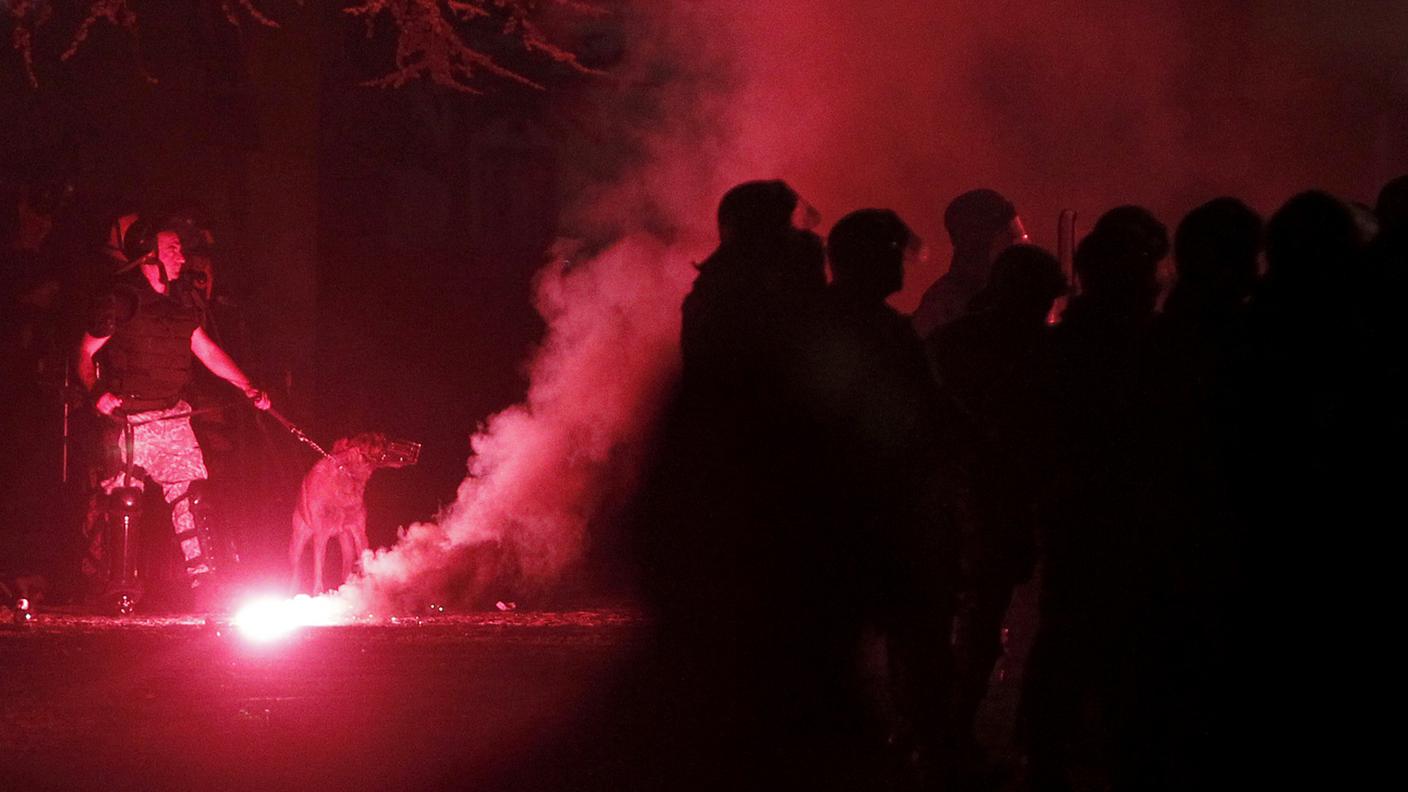 Sette poliziotti sono rimasti feriti