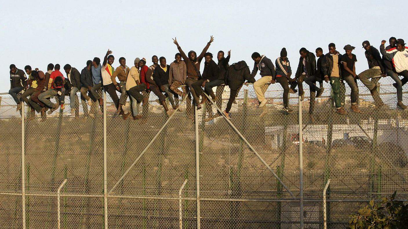 Migranti africani sul confine spagnolo, a Melilla