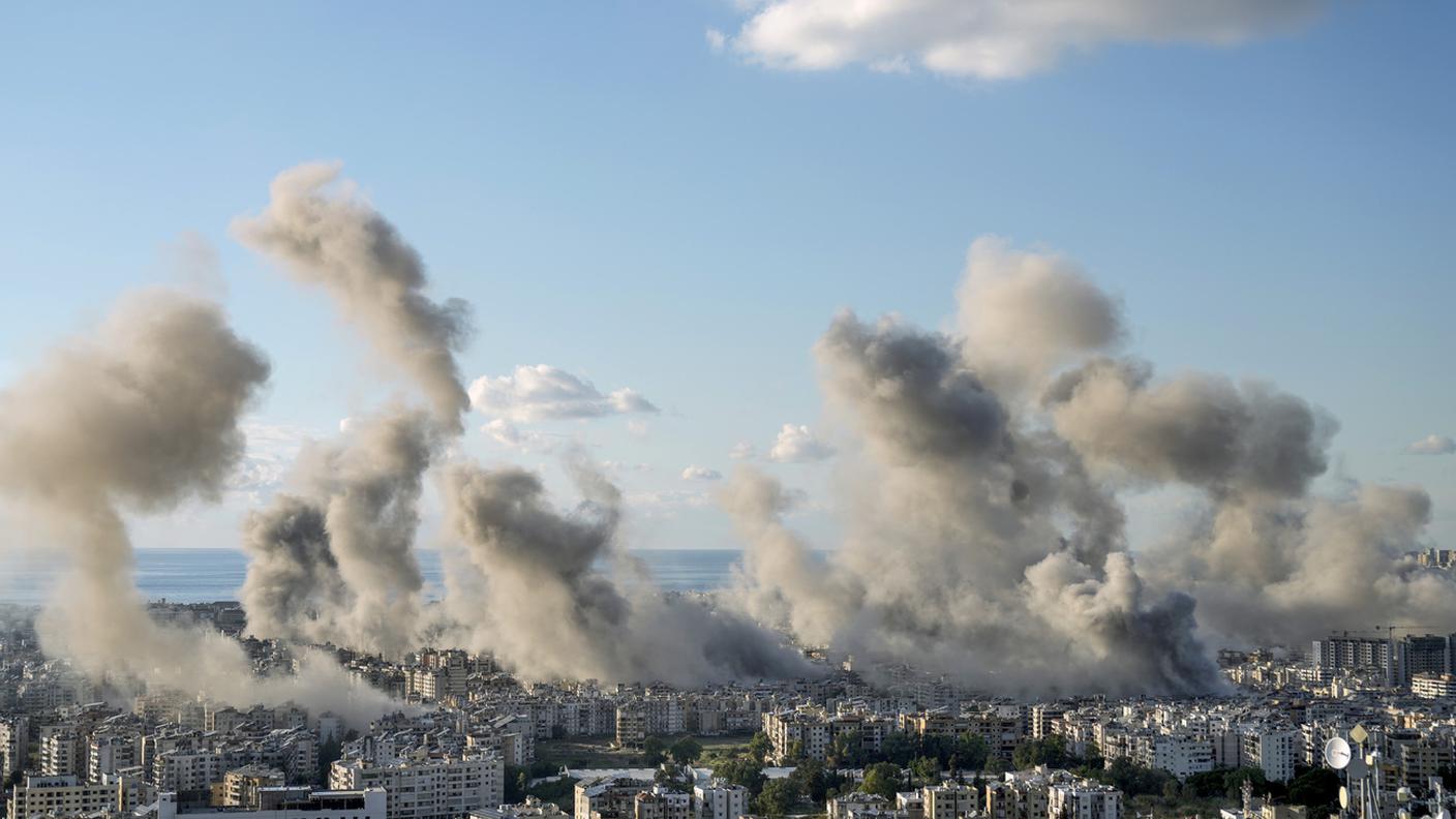 I pennacchi di fumo dopo gli attacchi aerei di martedì nel centro di Beirut