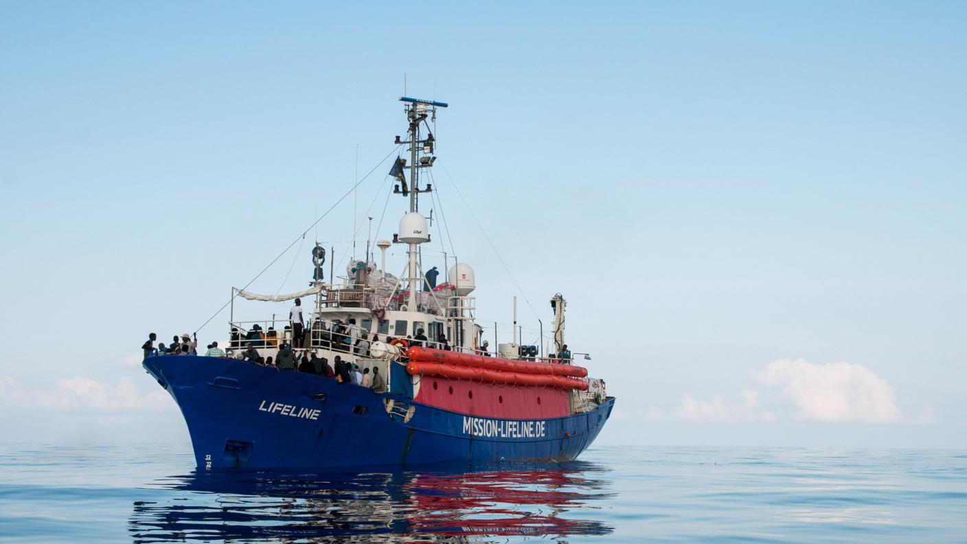 L'imbarcazione resta bloccata in mare