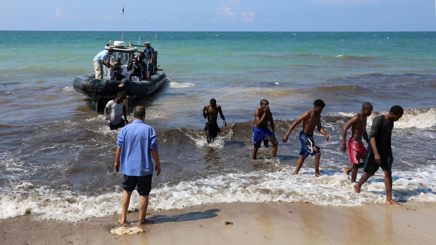 Solo sedici degli oltre cento migranti a bordo sono sopravvissuti