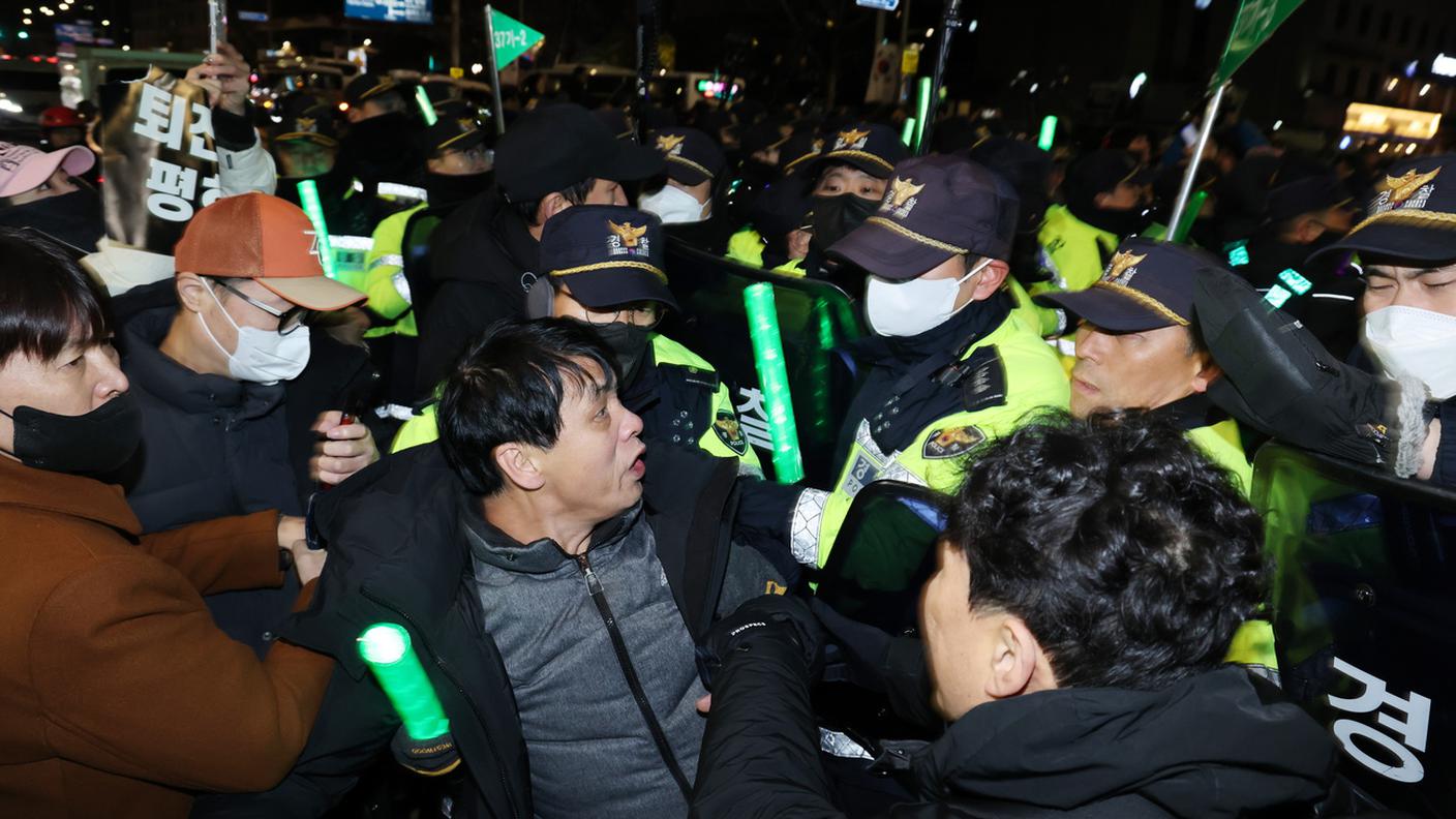 Legge marziale: le proteste dopo l'annuncio del presidente sudcoreano