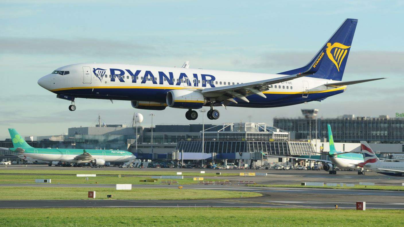 Un Boeing 737 Ryanair in atterraggio a Dublino