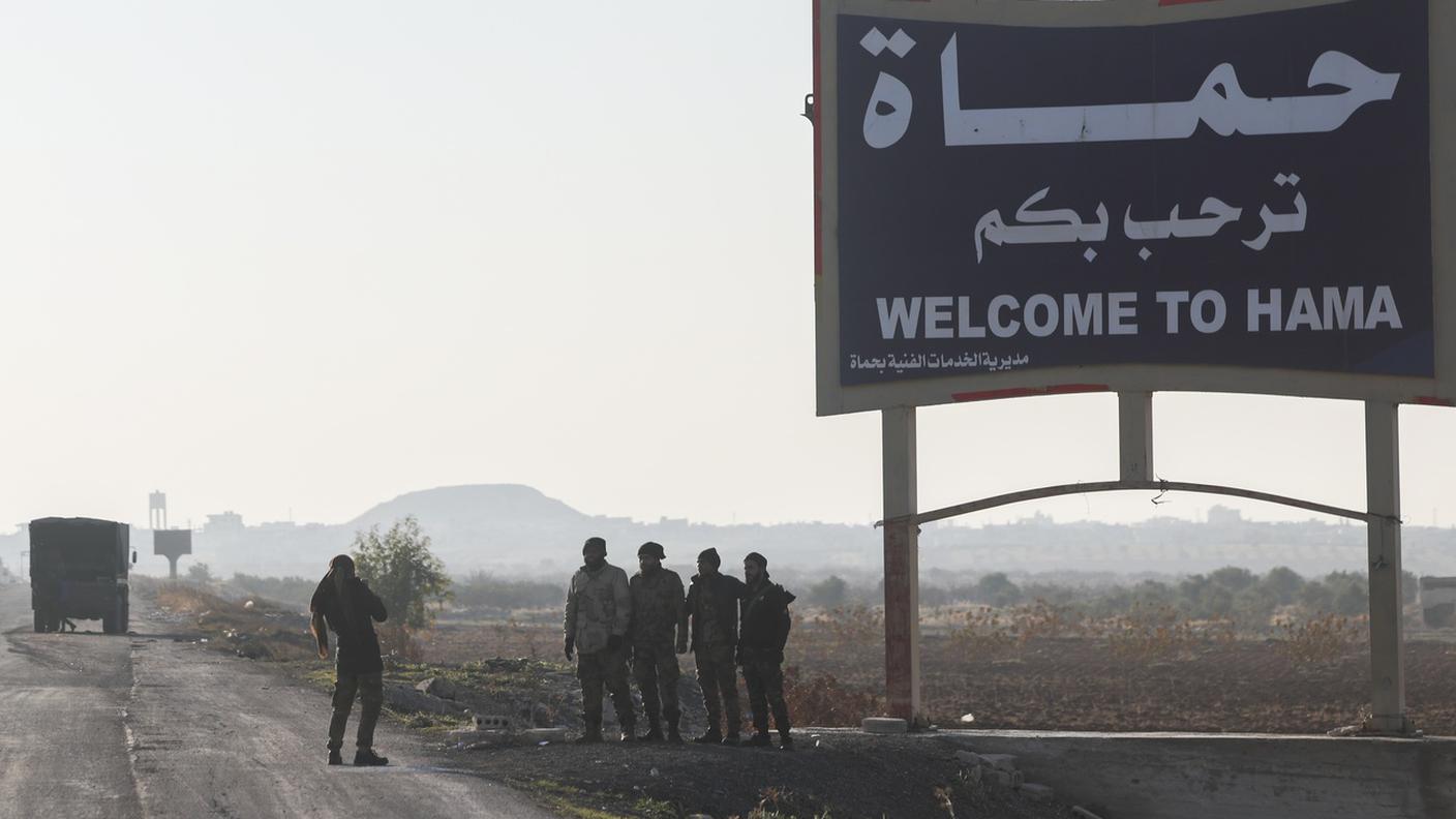 Combattenti antigovernativi all'ingresso di Hama mercoledì