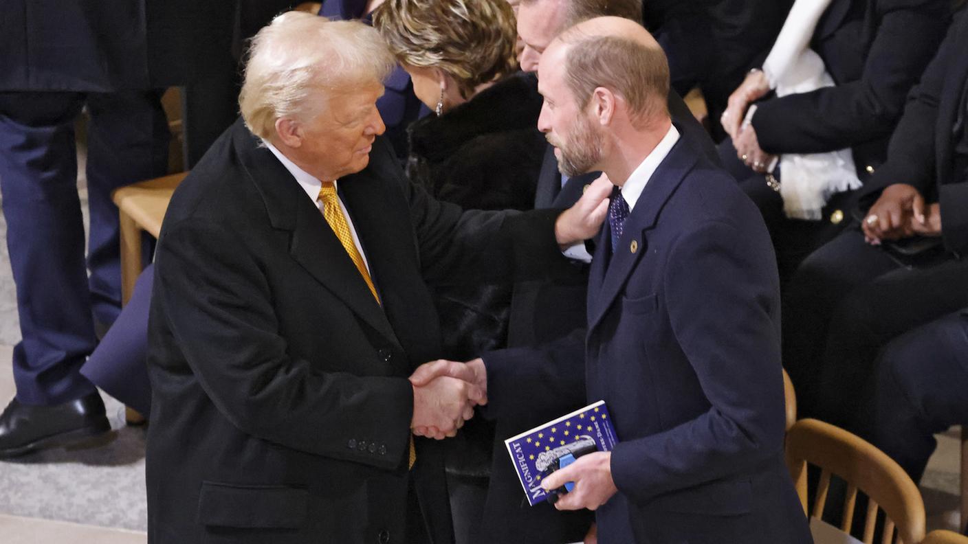 Donald Trump stringe la mano al principe William.jpg