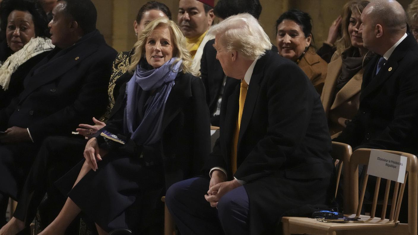 La First Lady Jill Biden seduta accanto al prossimo presidente USA.jpg
