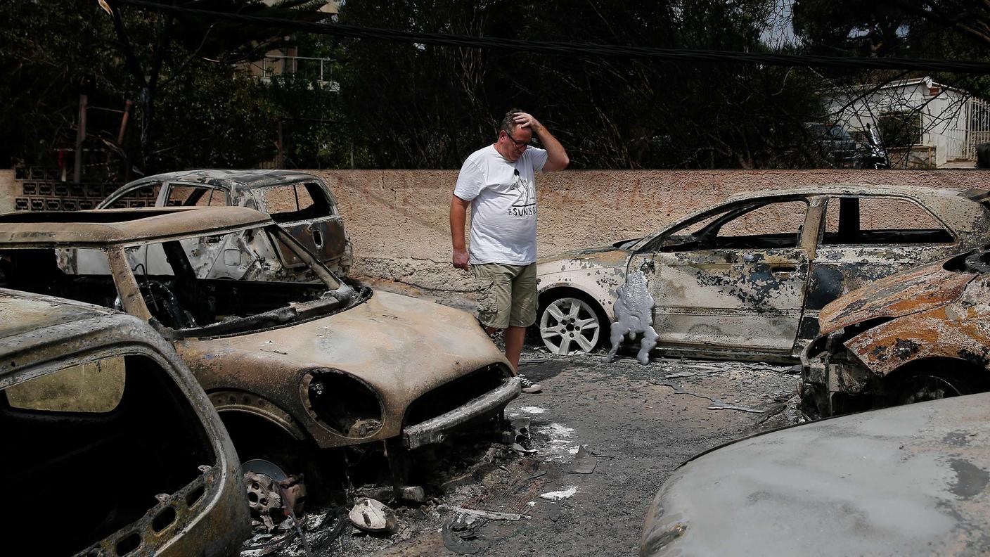 In alcune zone dell'Attica la gente deve far fronte a sgomento e devastazione