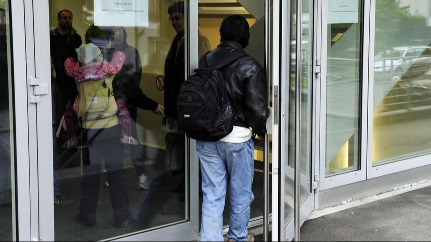 La misura, decisa in aprile, ha soppresso gli aiuti sociali del cantone ai rifugiati che non hanno ottenuto asilo, ma che sono ammessi provvisoriamente in Svizzera.jfif