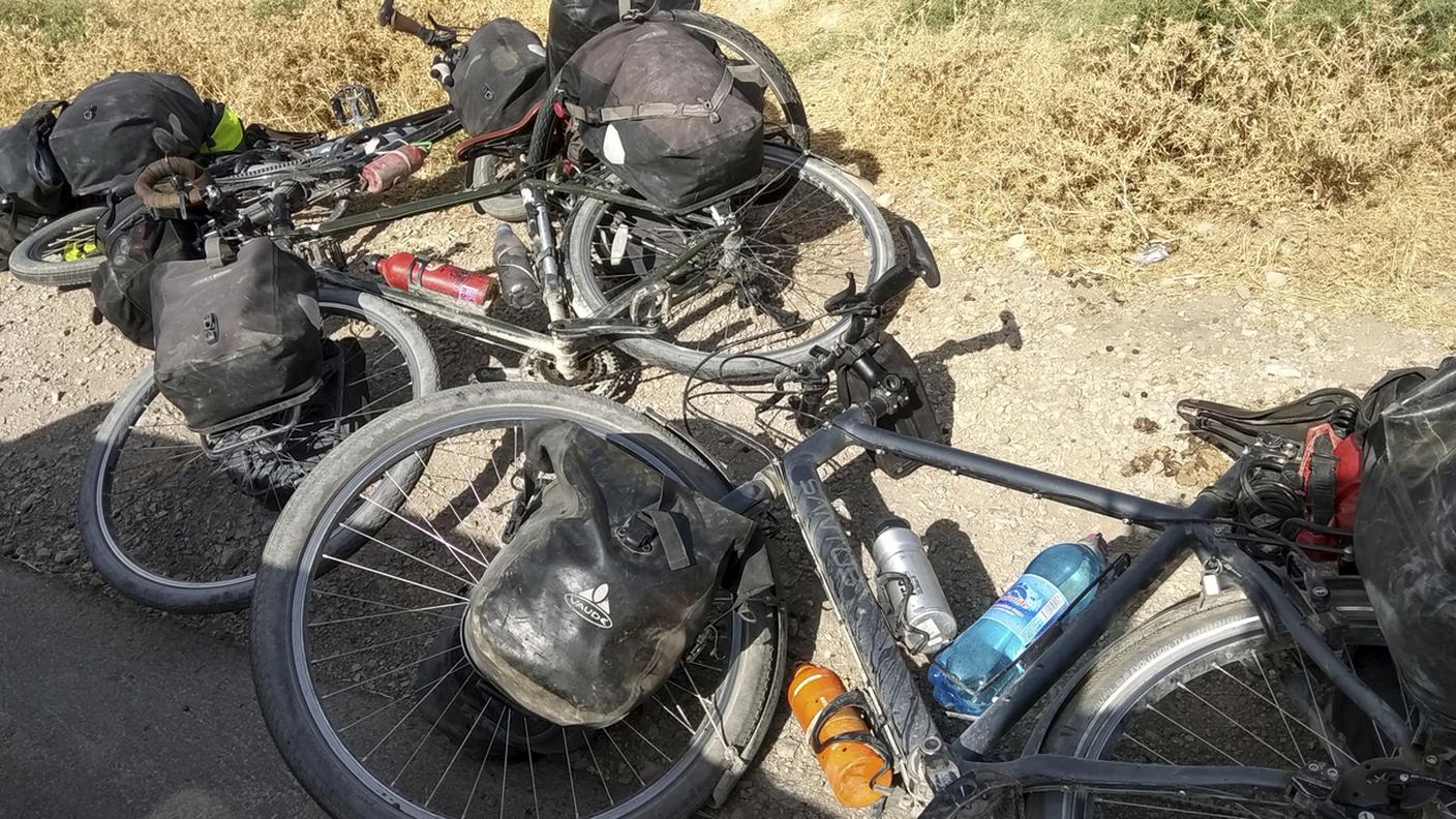 Le bici del gruppo travolto sulla strada