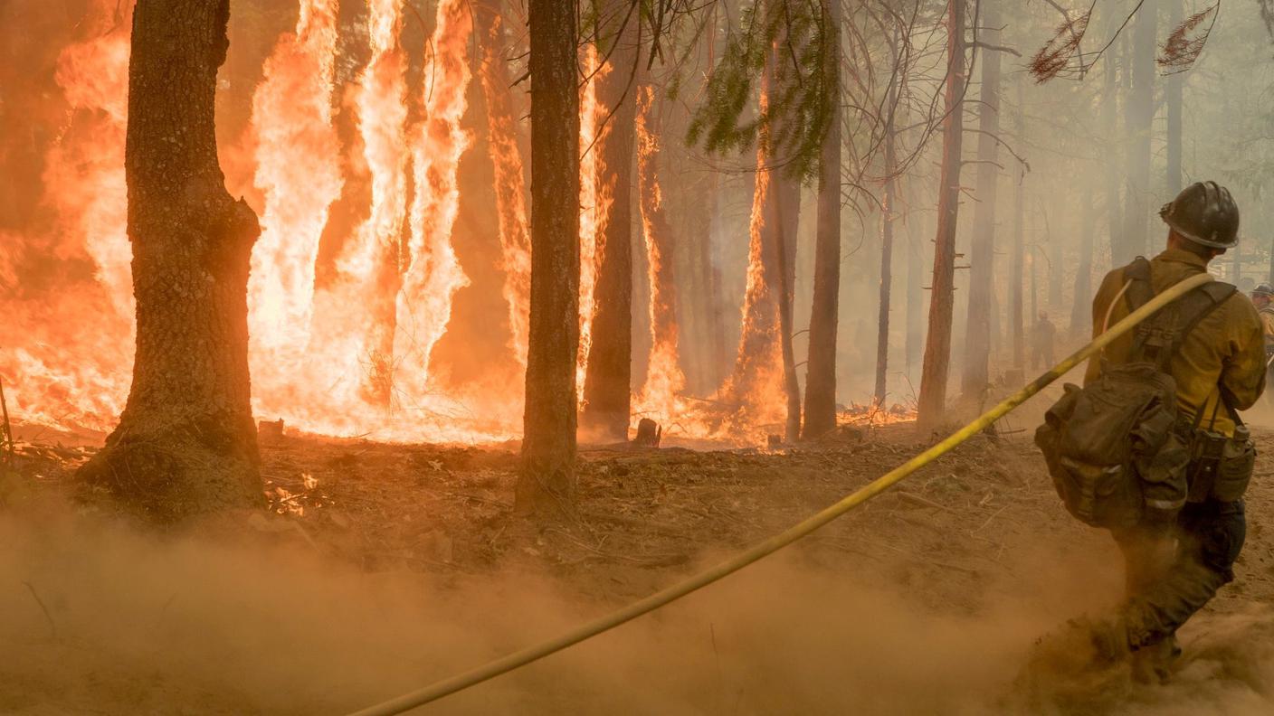 Un pompiere lotta contro le fiamme nello Yosemite National Park venerdì pomeriggio