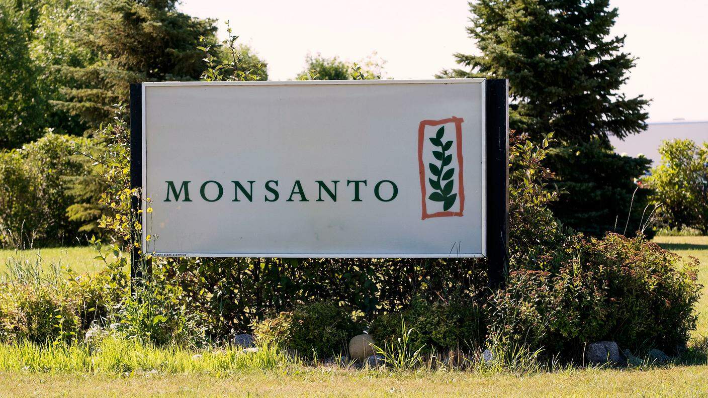 Il logo della Monsanto all'ingresso di una fattoria dove si sperimentano i suoi diserbanti