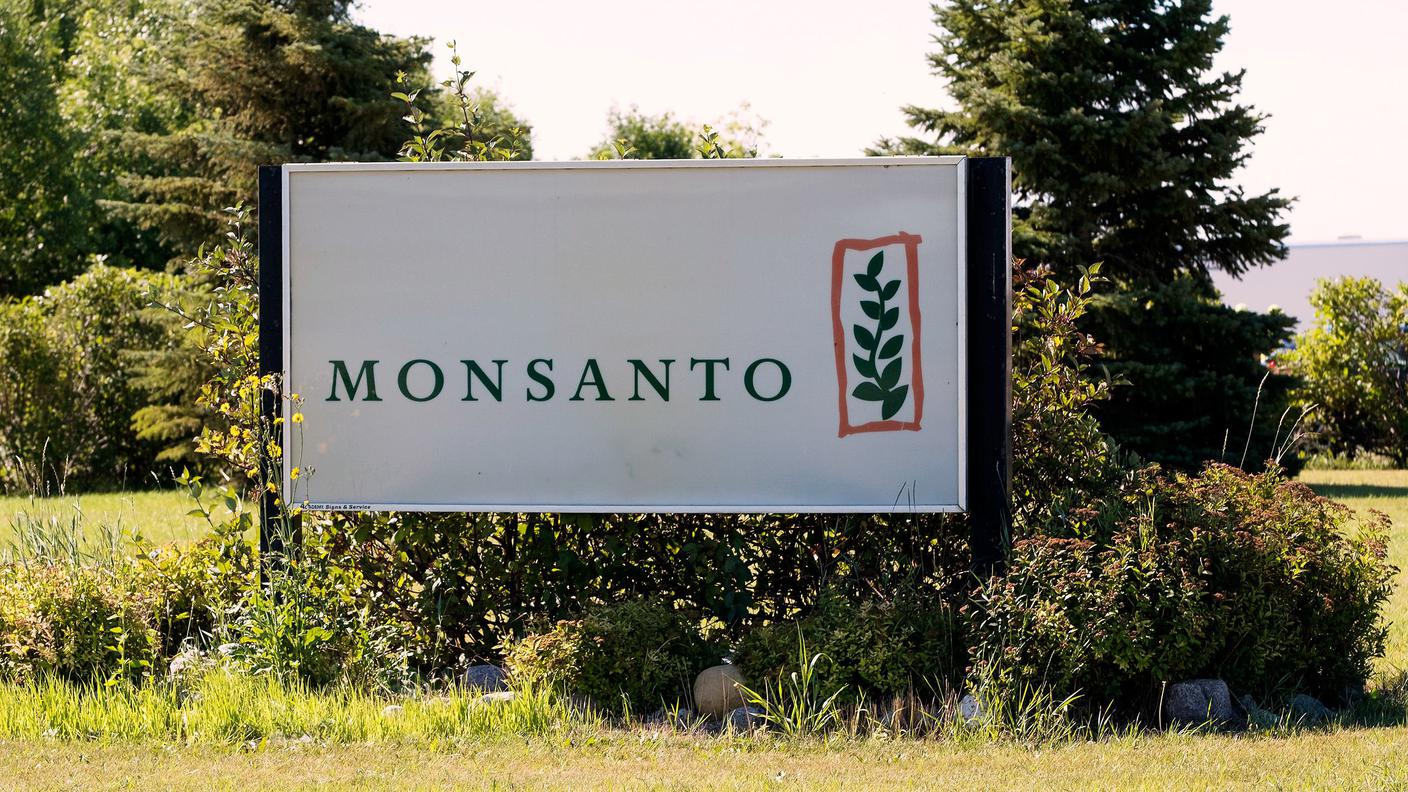 Il logo della Monsanto all'ingresso di una fattoria dove si sperimentano i suoi diserbanti