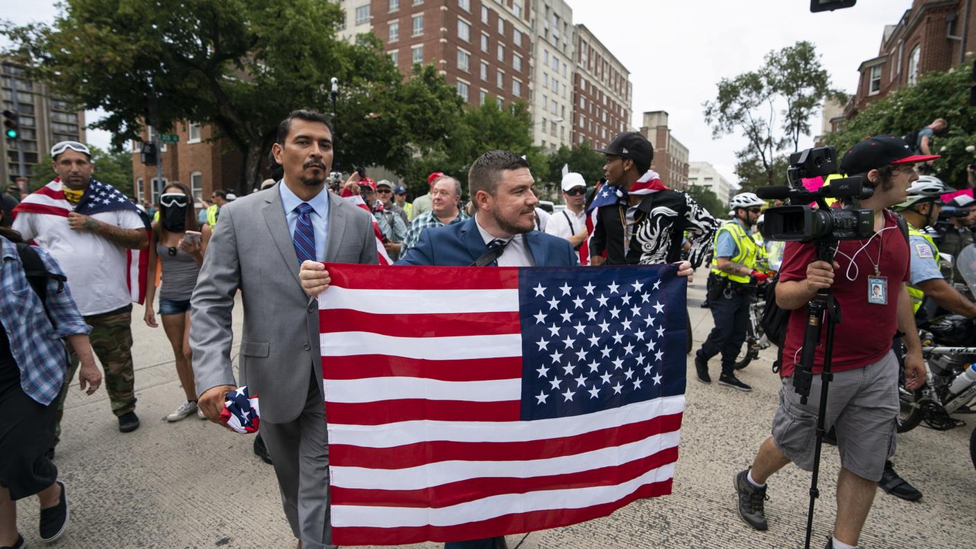 Jason Kessler e compagni durante il loro tragitto a piedi