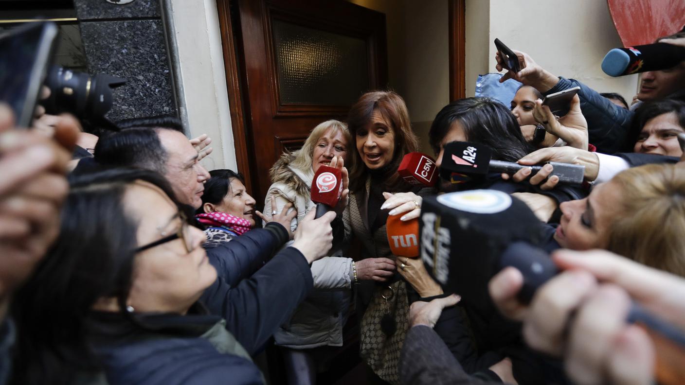Assediata dai media all'uscita di casa