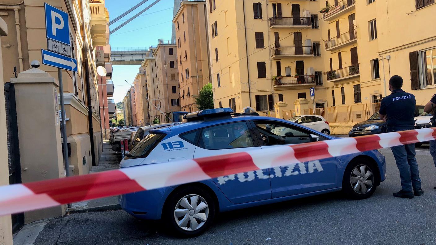 Il ponte incombe sulle case