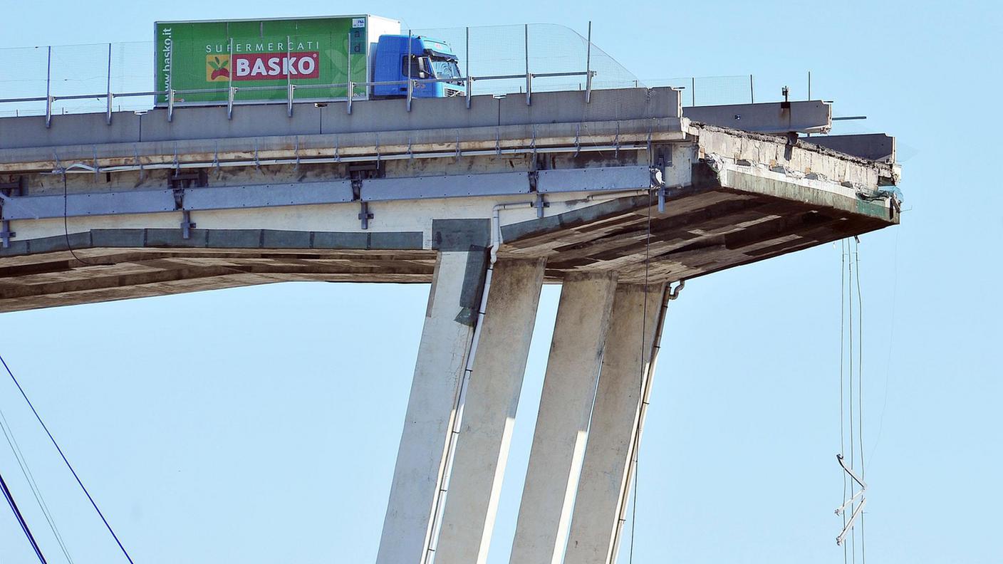 Un camion a pochi metri dal baratro, su quello che resta del viadotto Morandi a Genova