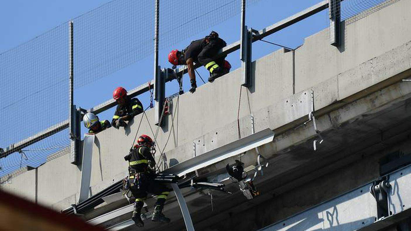 Vigili del fuoco al lavoro sul ponte Morandi