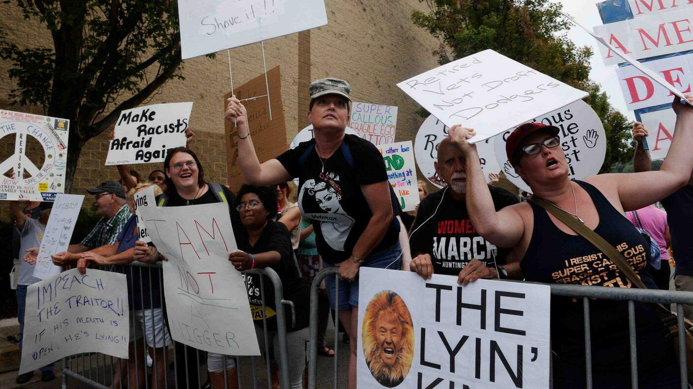 Donald Trump è definito un razzista, traditore e bugiardo dai manifestanti