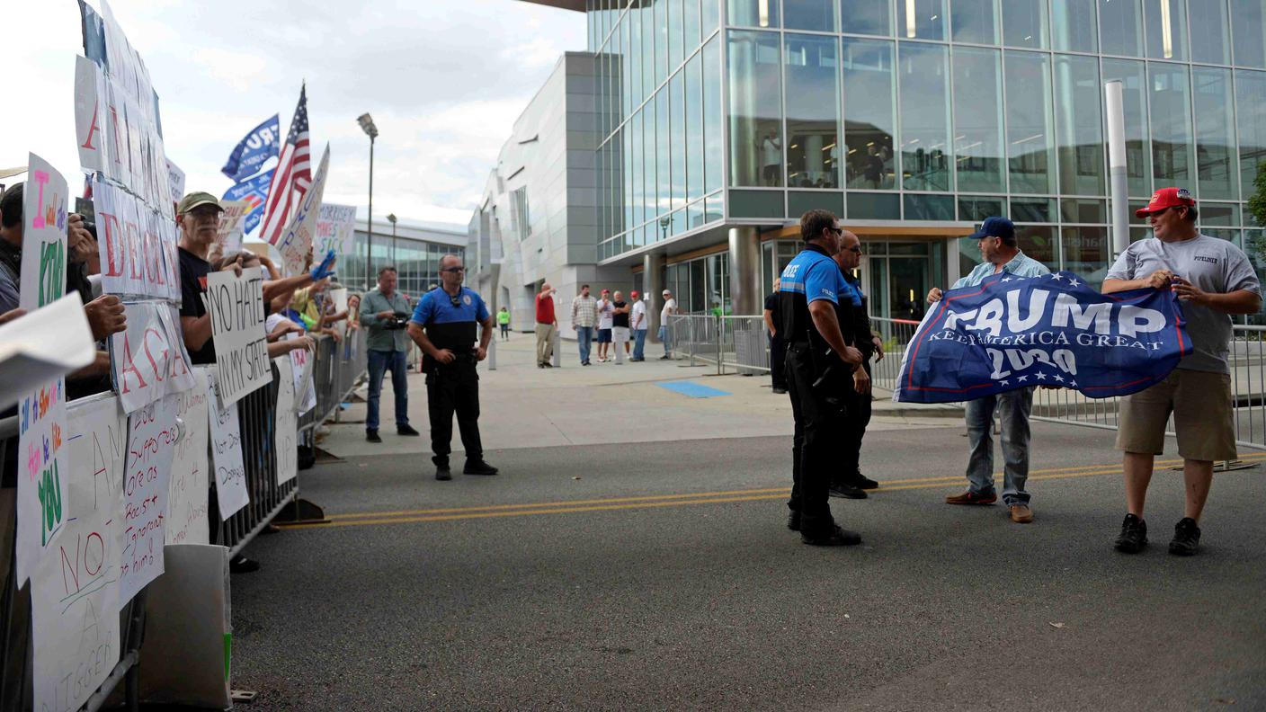 La polizia del West Virgina mantiene a distanza i sostenitori e detrattori del presidente