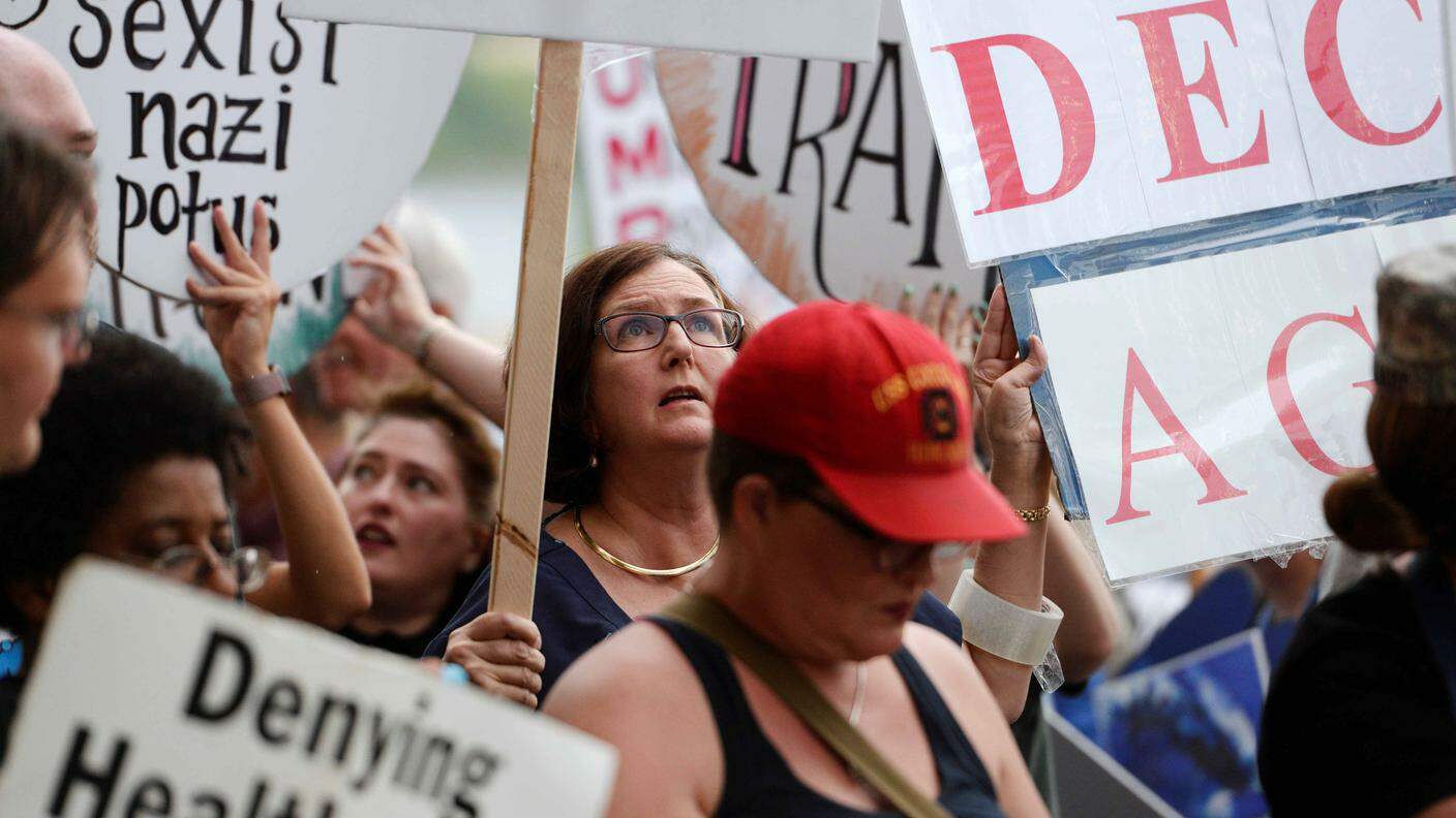 Le proteste scatenatesi a Charleston mercoledì contro il presidente Donald Trump