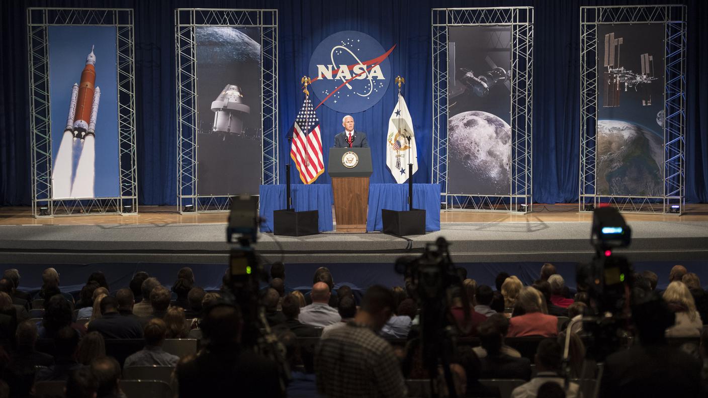 Il vicepresidente durante l'incontro con tecnici e ricercatori della NASA