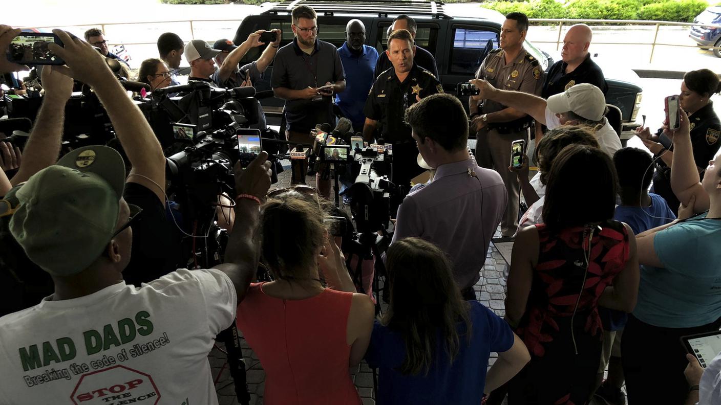 Mike Williams, sceriffo della località, nel corso di un primo briefing con i media