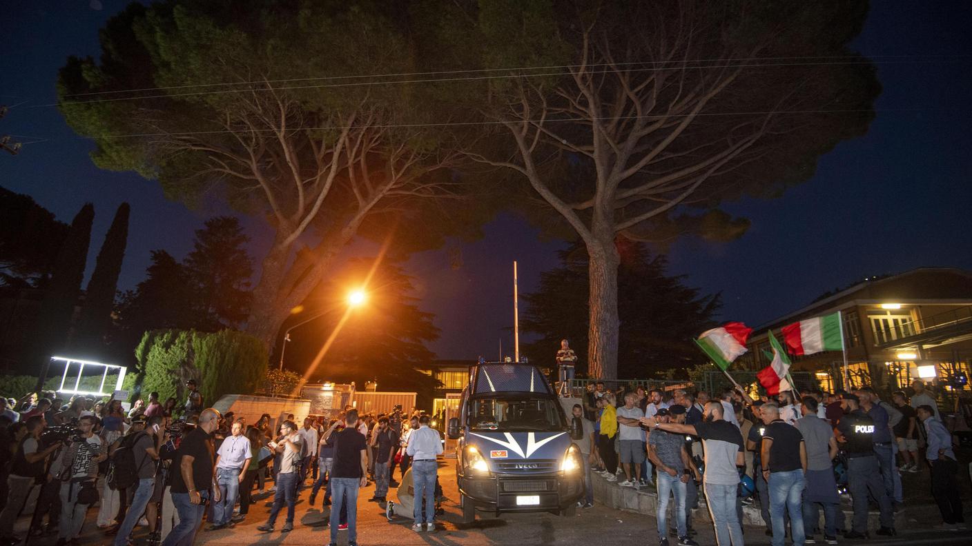 Militanti di destra hanno protestato contro il loro arrivo