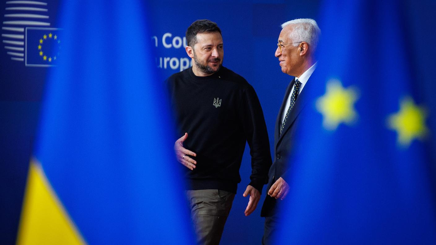 Volodymir Zelensky stringe la mano ad Antonio Costa, presidente del Consiglio europeo.jpg