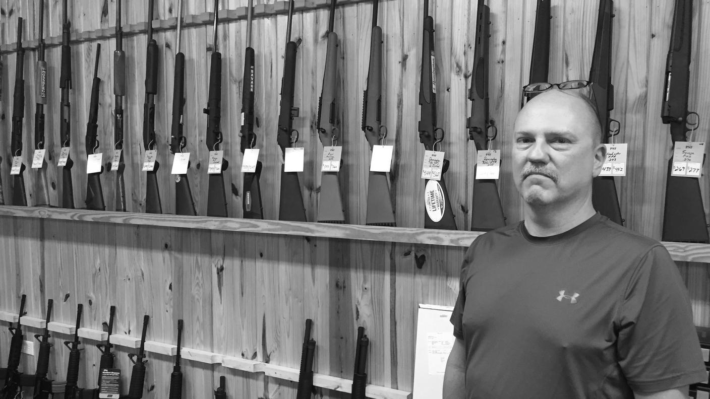 Jamie French, ex-ispettore di polizia, è titolare di un negozio di armi a Benton, in Kentucky. In 5 anni ne ha vendute circa 7'500